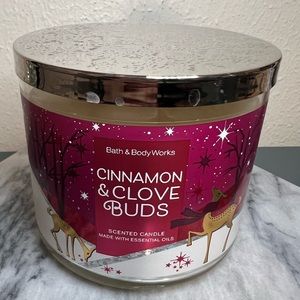 Bath & Body Works Candle in Cinnamon and Clove Buds